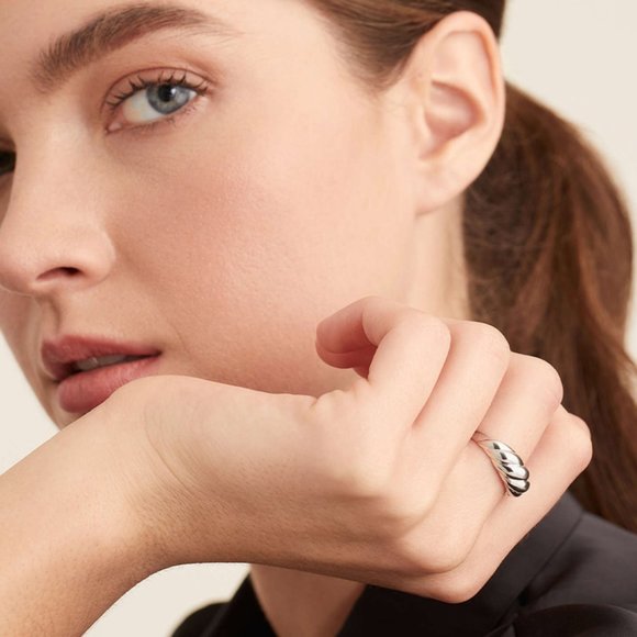 ISO Thin Croissant Dôme Ring - Picture 3 of 4